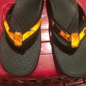 New vionic floral black sandals
